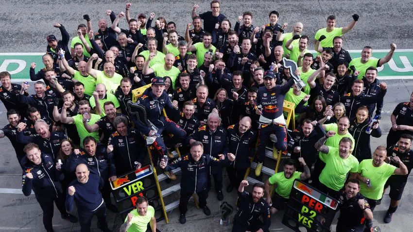 TWITTER @redbullracing Escudería de Red Bull celebrando el triunfo