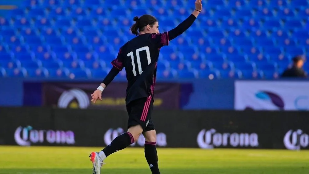 IMAGO7 Flores en un juego con el Tri