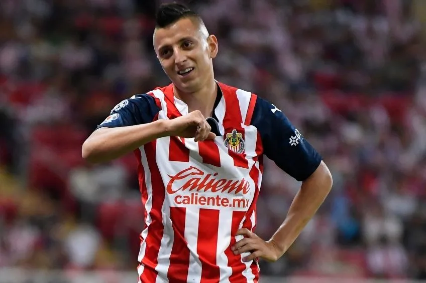 IMAGO7 Roberto Alvarado en un partido de Chivas