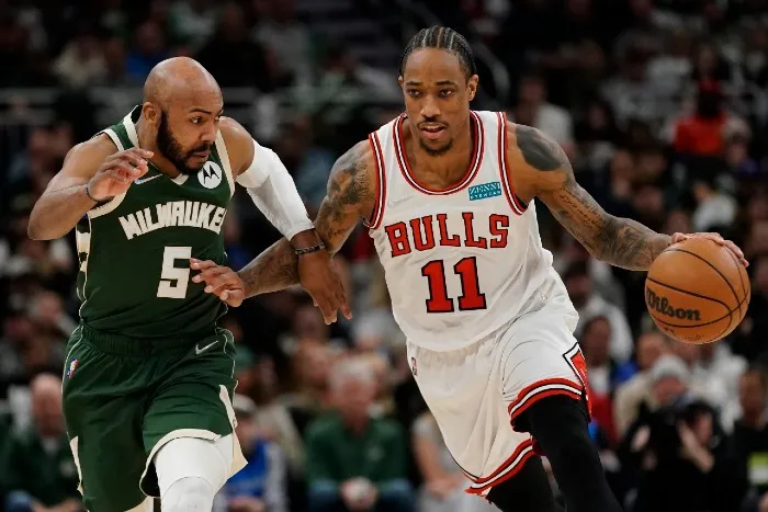 AP DeRozan conduce la bola