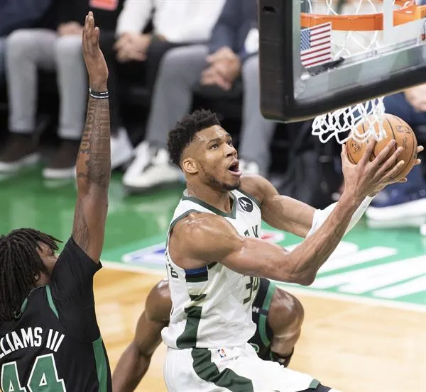 EFE Giannis Antetokounmpo en acción con Bucks