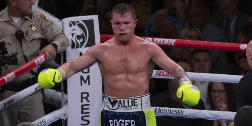 MEXSPORT Canelo Álvarez en una pelea de boxeo