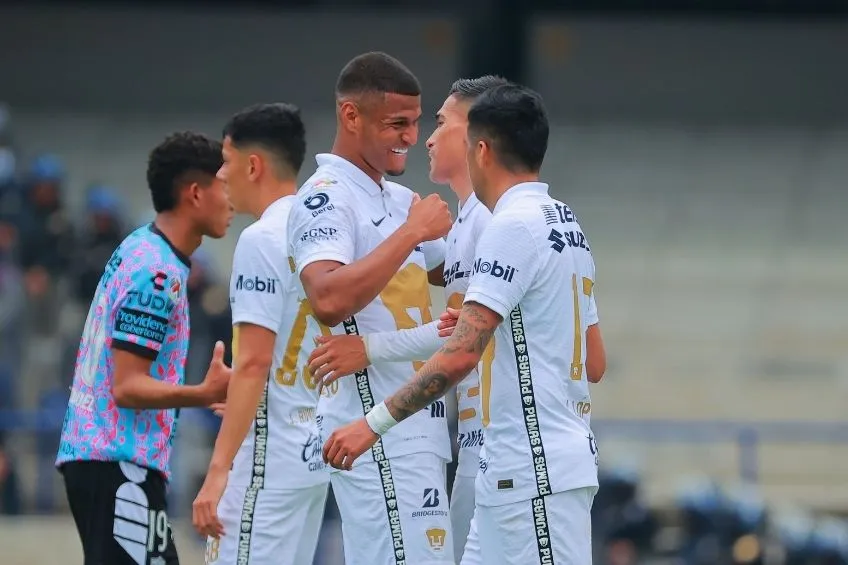 IMAGO7 Jugadores de Pumas festejando el triunfo