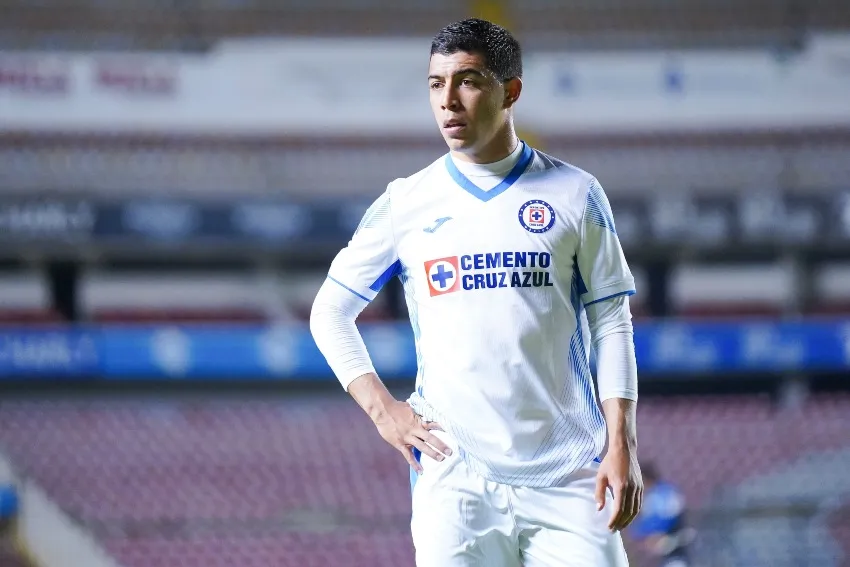 IMAGO7 Erik Lira en un juego de Cruz Azul
