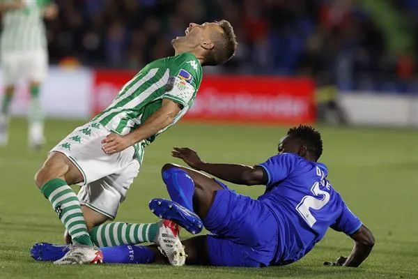 EFE Canales recibe una falta