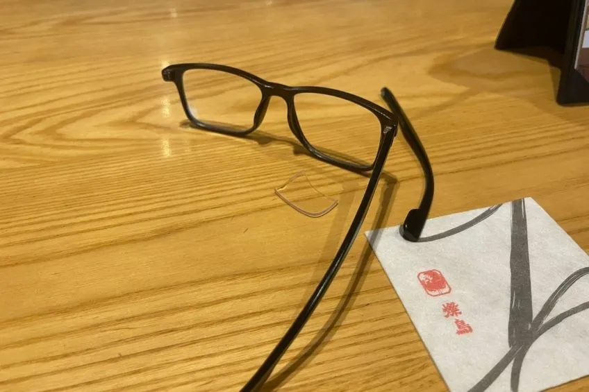 TWITTER: @_VicenteSerrano Lentes de Vicente Serrano tras la agresión