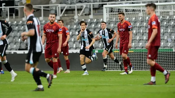 TWITTER @NUFC Santiago Muñoz con el Newcastle United Sub 23