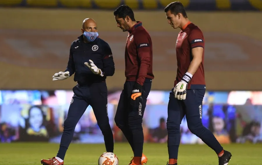 IMAGO7 Los dos arquero de La Máquina reciben instrucciones del Conejo Péres