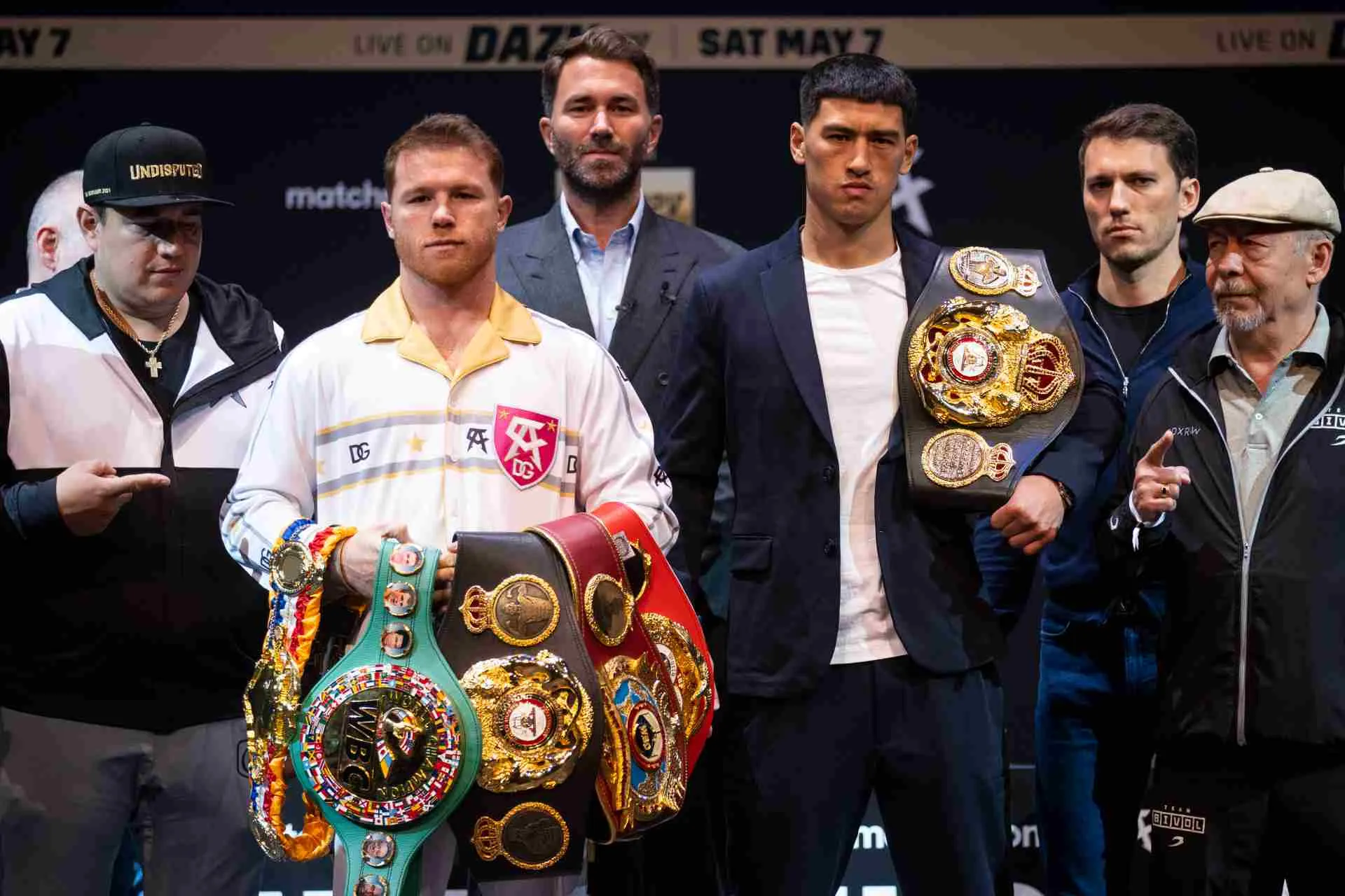 MEXSPORT Canelo Álvarez y Dmitry Bivol durante la conferencia de prensa