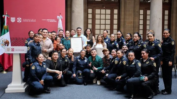 TWITTER @Claudiashein Sheinbaum, policías de la CDMX y Grupo Firme en el Antiguo Palacio del Ayuntamiento