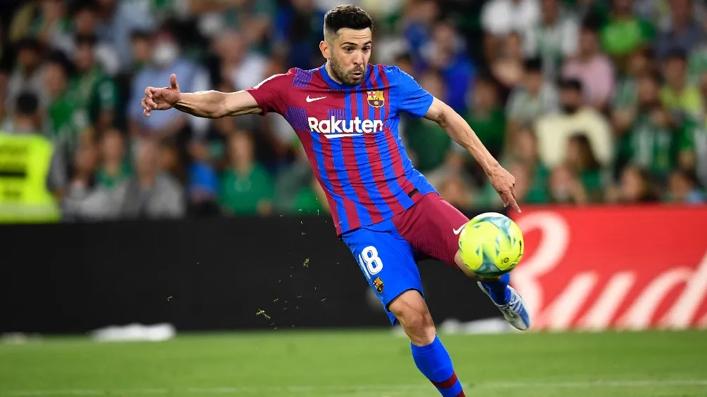 AF Jordi Alba pateando el balón en el partido contra el Betis