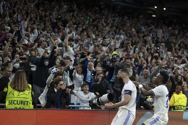 EFE Karim Benzema celebra con la afición
