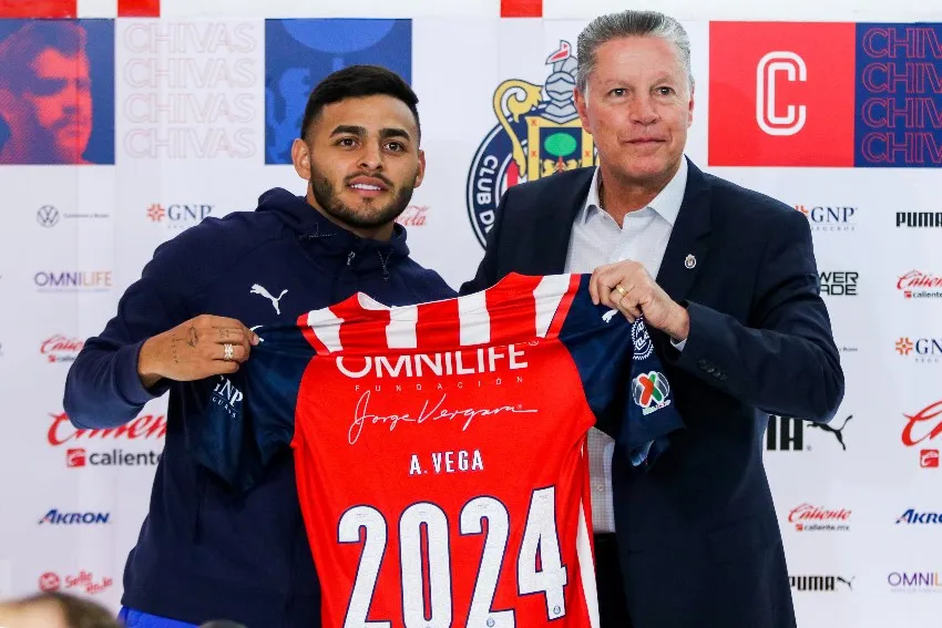 IMAGO 7 Vega en su renovación con Chivas