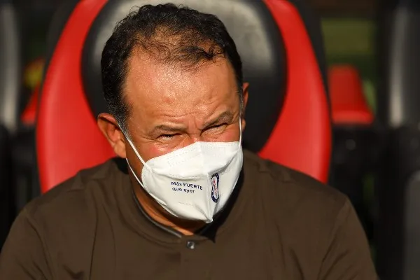 IMAGO7 Juan Reynoso durante partido