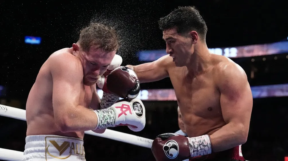 AP Bivol golpeando a Canelo