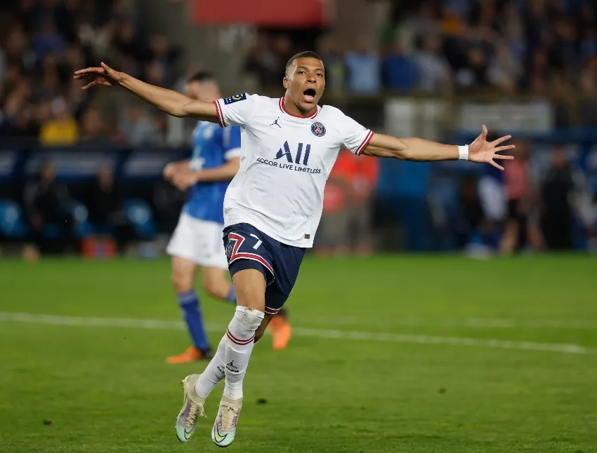 AP Mbappé celebrando un gol con el PSG