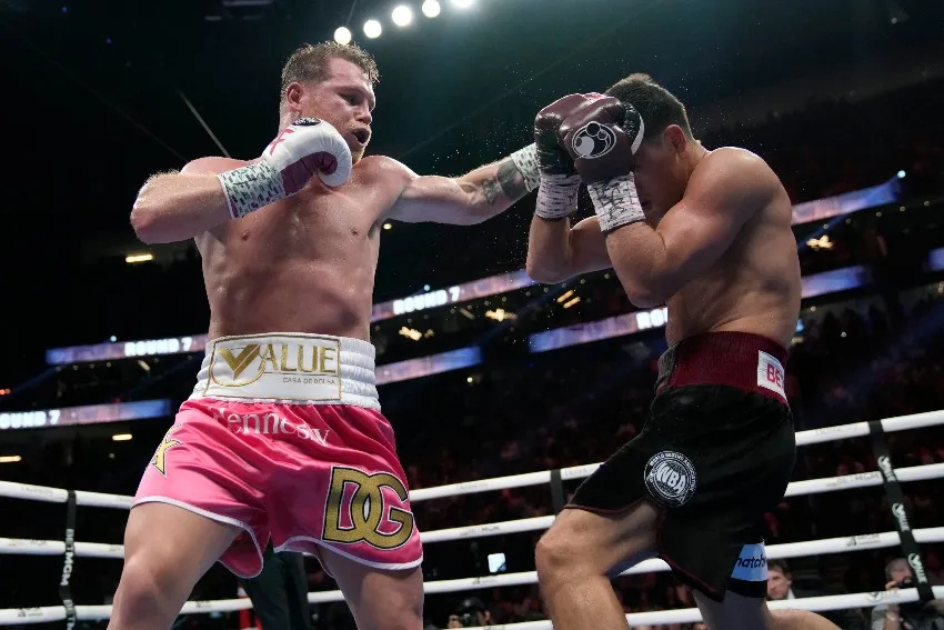 AP Canelo y Bivol durante la pelea