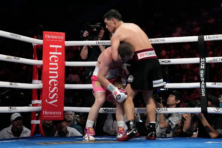 AP Canelo y Bivol durante la pelea