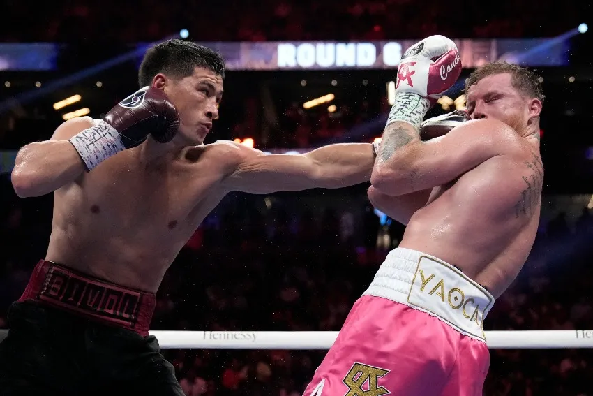AP Canelo y Bivol durante la pelea