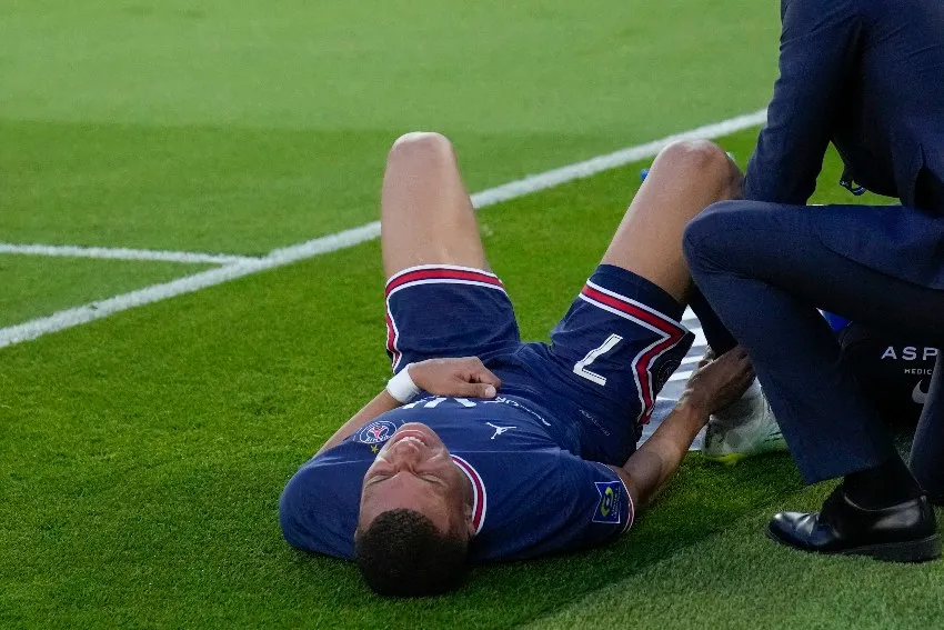 AP Kylian tras una entrada que lo lastimó