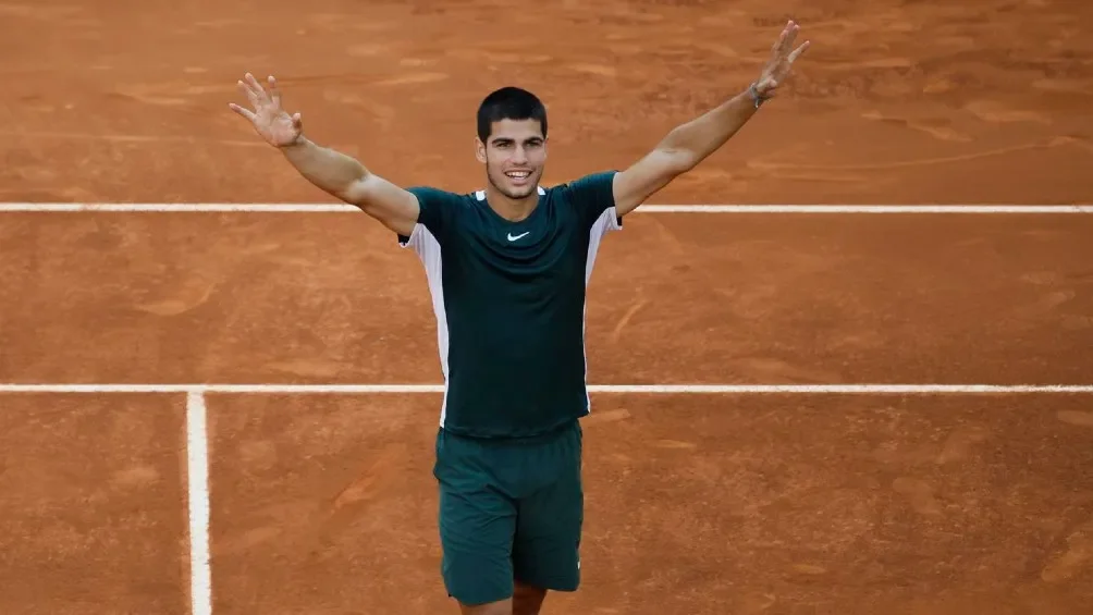 EFE Carlos Alcaraz festejando triunfo en la Final del Mutua Madrid Open