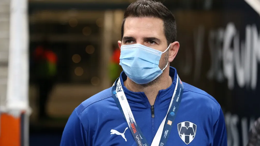 IMAGO7 Duilio Davino presenciando partido de Monterrey en la Liga MX