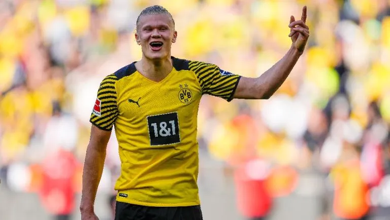 AP Haaland jugando partido con el Borussia Dortmund en la Bundesliga