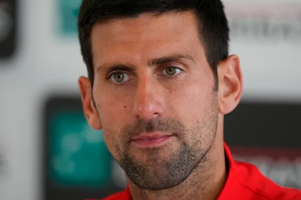 AP Djokovic escucha las preguntas una conferencia de prensa