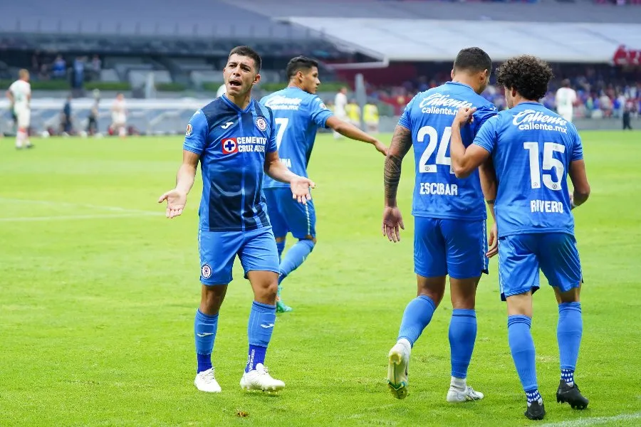 IMAGO7 Erik Lira festejando un gol