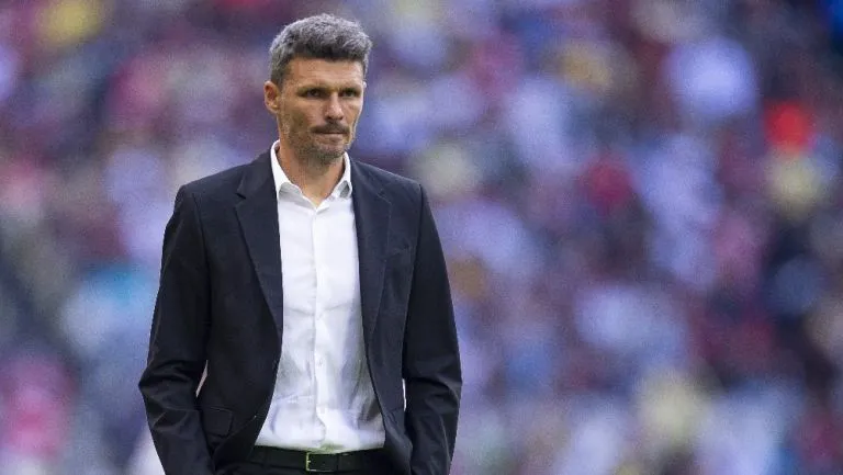 MEXSPORT Fernando Ortiz dirigiendo al América durante partido de Liga MX