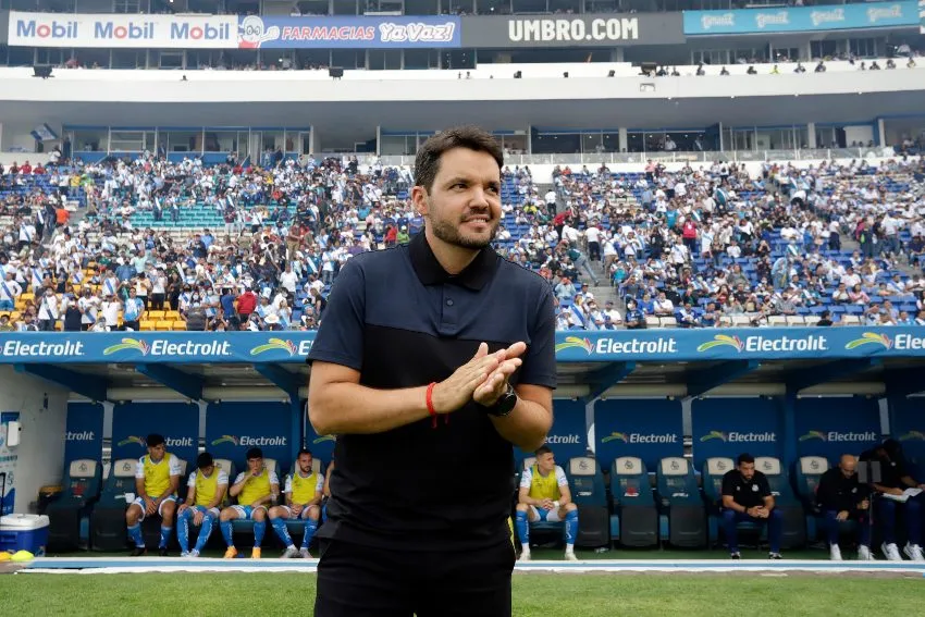 IMAGO 7 Larcamón en un partido del Puebla