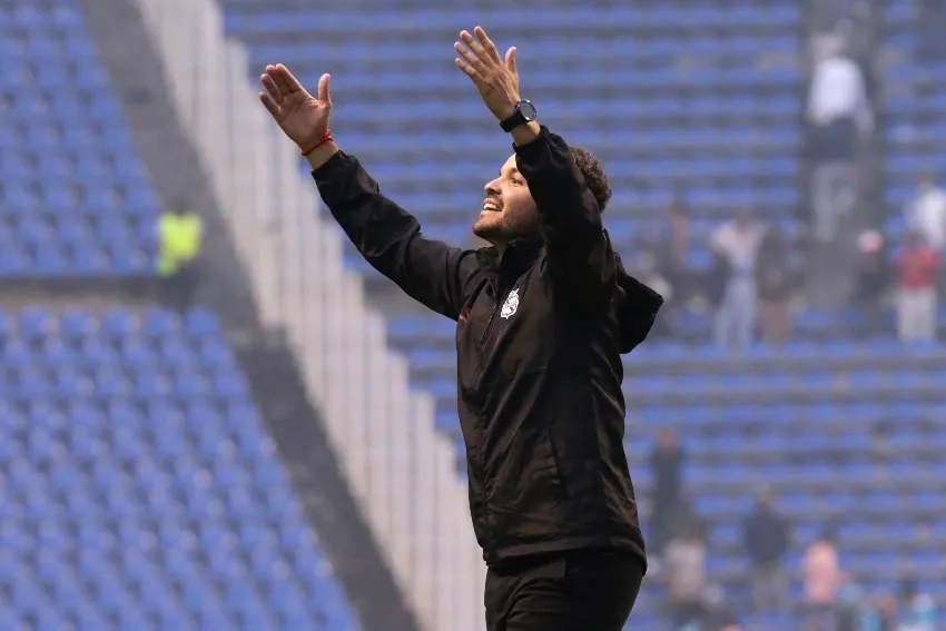 IMAGO 7 Larcamón en un partido del Puebla