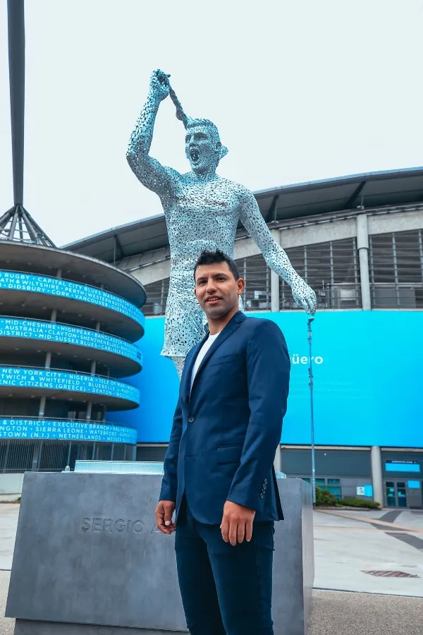 TWITTER @MANCITY Sergio Agüero posa junto a su estatua