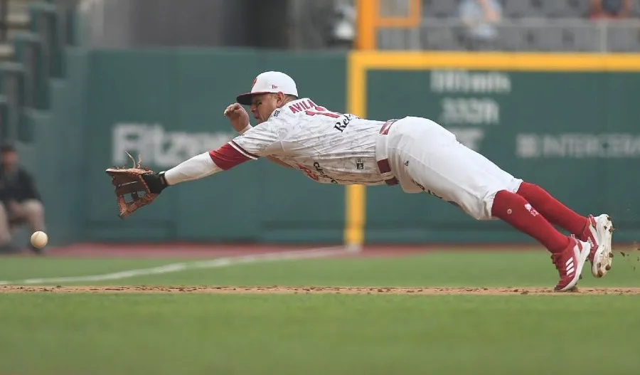 ENRIQUE GUTIÉRREZ / DIABLOS ROJOS Emmanuel Ávila se lanza por la bola en tercera base