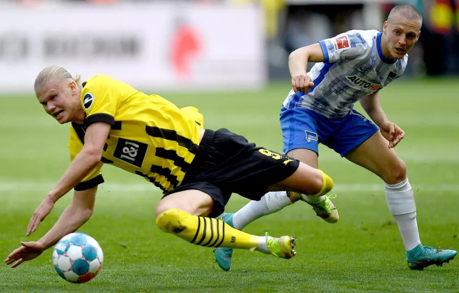 EFE Haaland es derribado por Santiago Ascacibar del Hertha