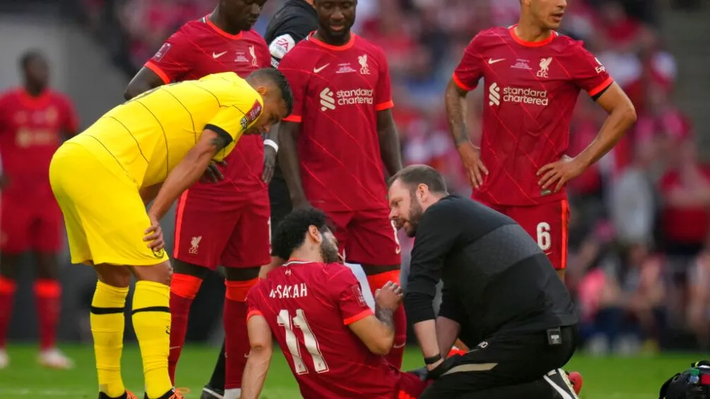 AP El delantero del Liverpool tuvo que salir del partido