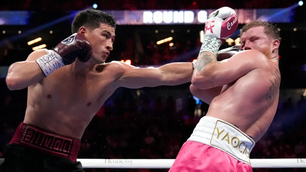 AP Saúl 'Canelo' Álvarez peleando ante Dmitry Bivol en Las Vegas