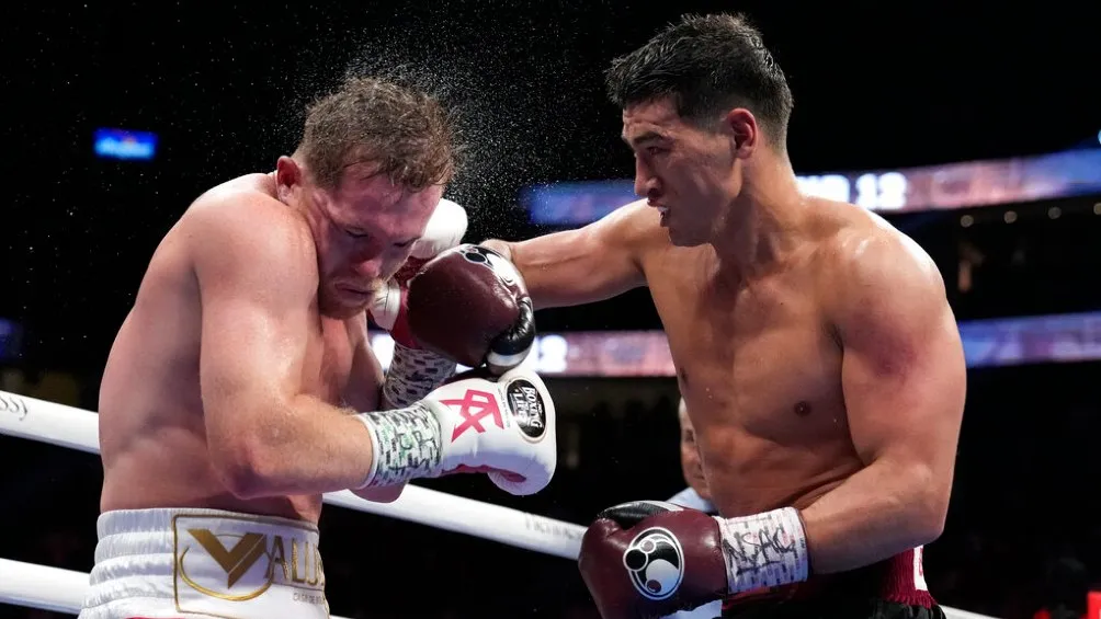 AP Saúl 'Canelo' Álvarez peleando ante Dmitry Bivol en Las Vegas