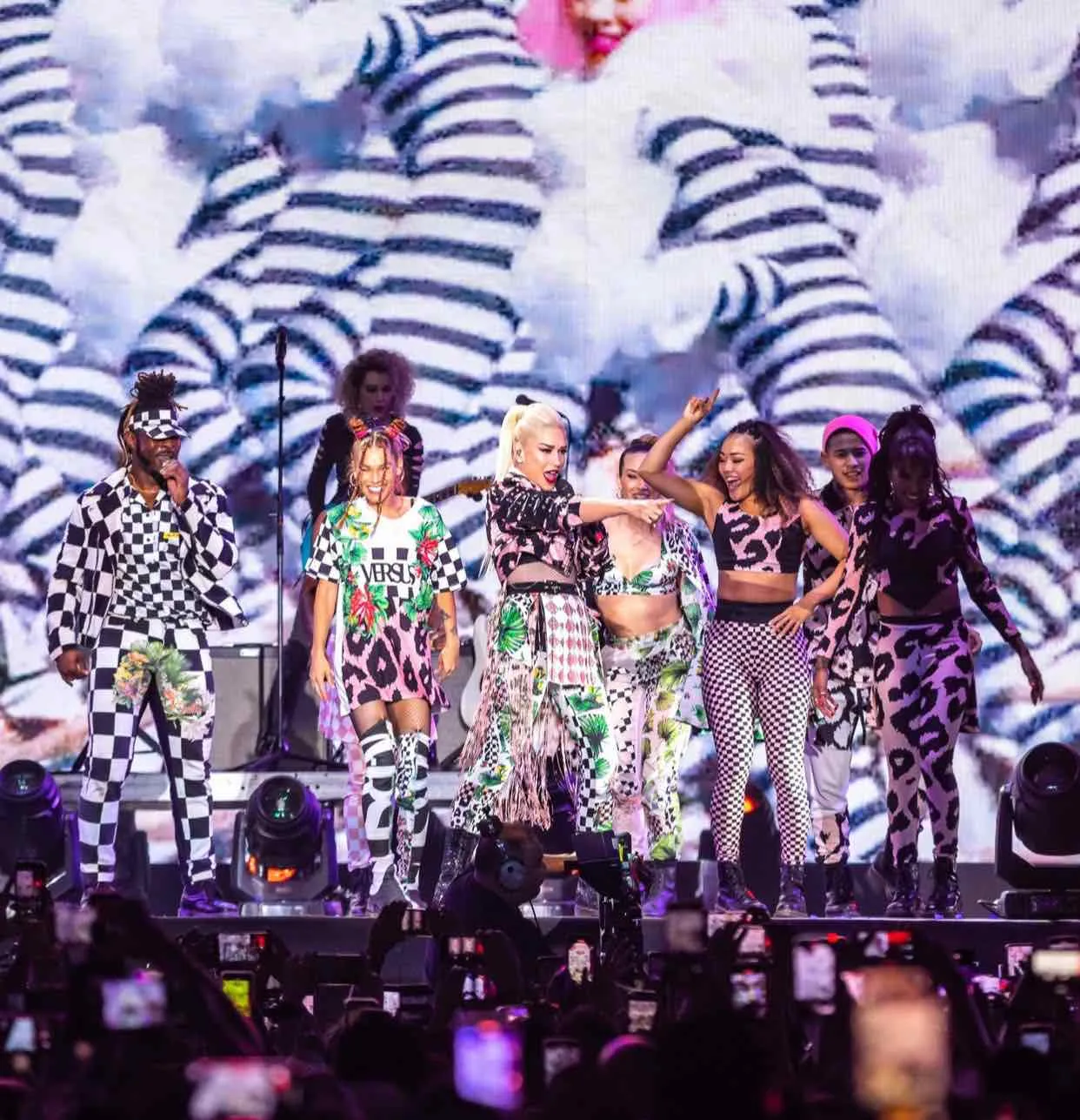 INSTAGRAM: @tecate_emblema Gwen Stefani en el escenario del Tecate Emblema