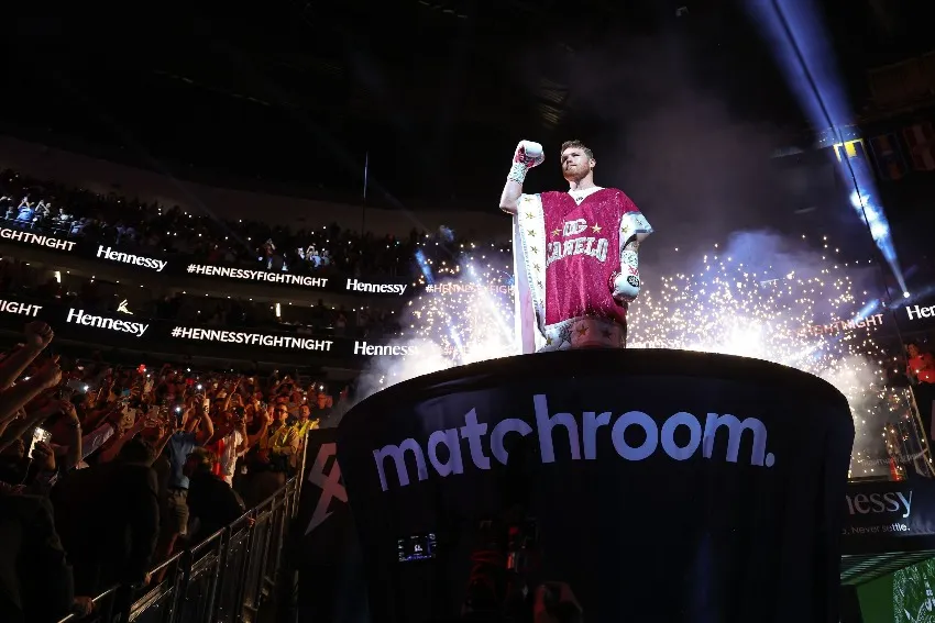 MEXSPORTS Canelo Álvarez en su salida al ring vs Bivol