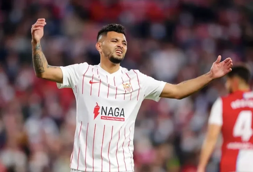 AP Tecatito Corona en un partido del Sevilla