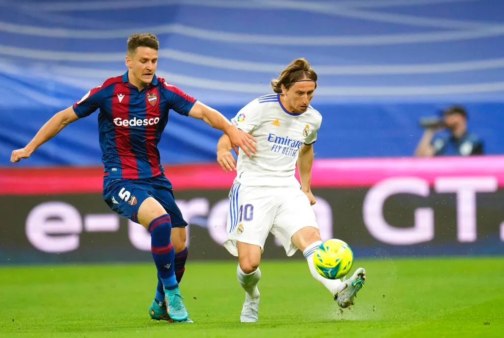 AP Luka Modric y Nemanja Radoja en el Santiago Bernabeu