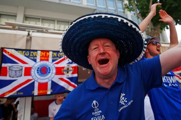 AP Los seguidores de los Rangers reaccionan en el centro de Sevilla