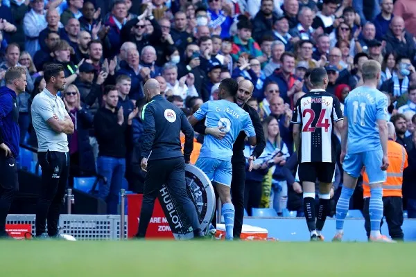 AP Pep Guardiola en acción con el City