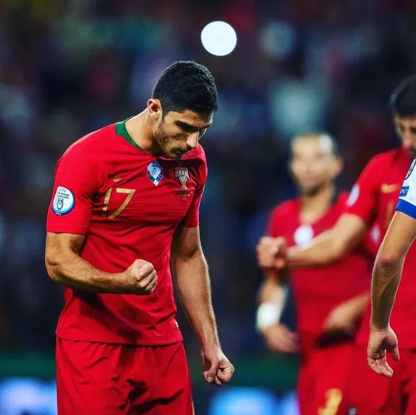 TWITTER: @gguedesoficial Gonçalo Guedes festeja con su equipo un gol