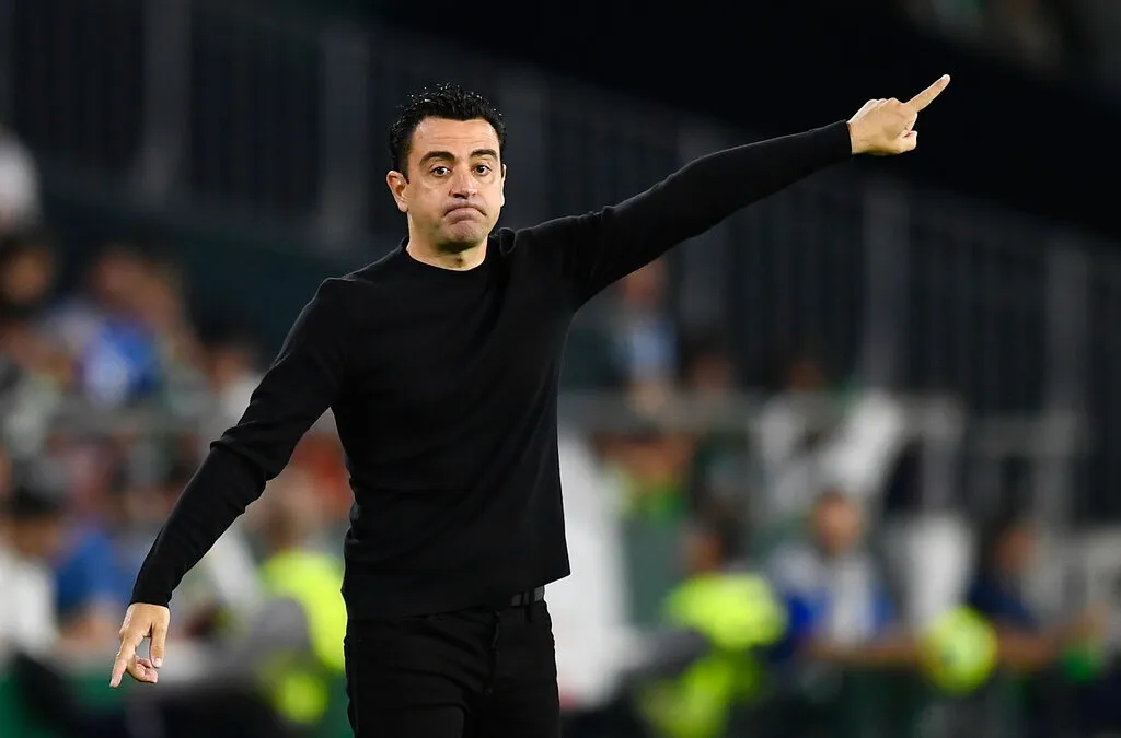 AP Xavi Hernández dirigiendo al Barcelona
