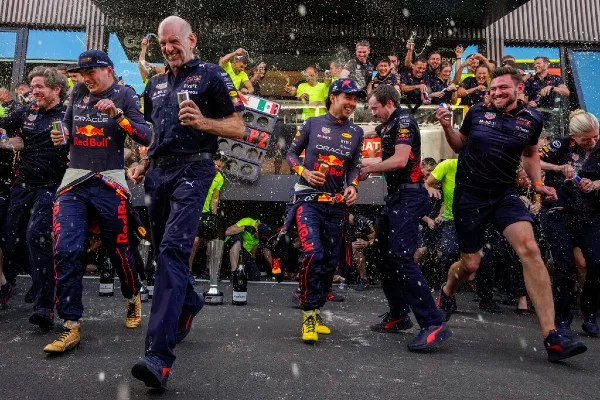 AP Checo Pérez celebra con Red Bull en el GP de España