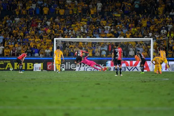 IMAGO7 Aldo Rocha anota penalti en favor de Atlas