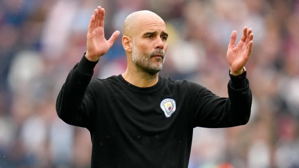 AP Guardiola dirigiendo al Manchester City en partido de Premier League
