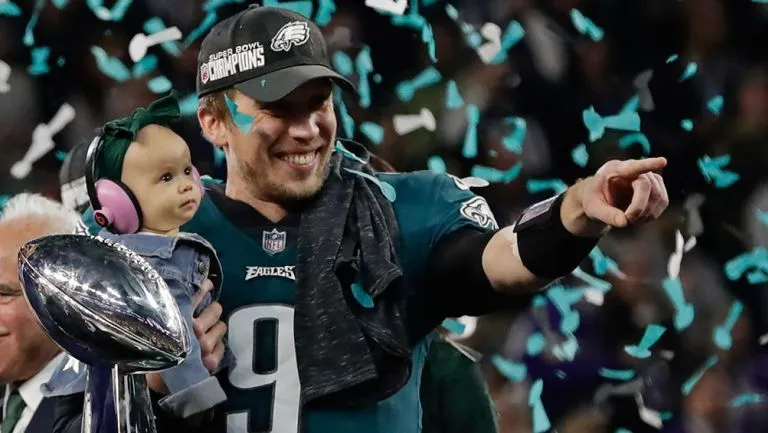 AP Nick Foles levanta el Vince Lombardi